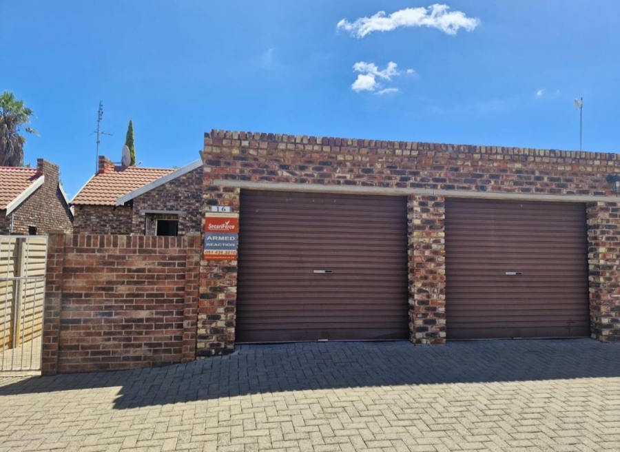 2 Bedroom Property for Sale in Langenhovenpark Free State